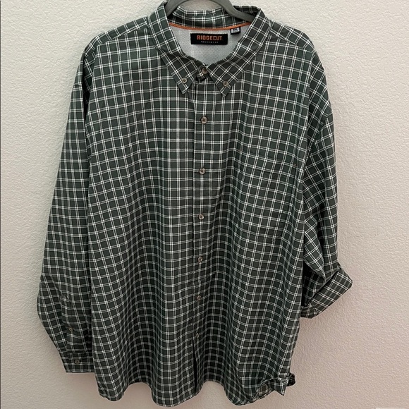 Ridgecut toughwear. Classic Green Checkered Men's Button Down Shirt - Picture 1 of 6